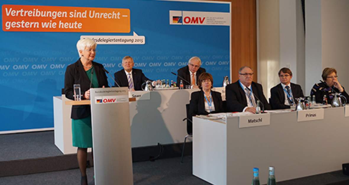 Gerda Hasselfeldt dankt den Vertriebenen auf der Bundesdelegiertentagung in Berlin für ihre wichtige Erinnerungs- und Versöhnungsarbeit Gerda Hasselfeldt dankt den Vertriebenen auf der Bundesdelegiertentagung in Berlin für ihre wichtige Erinnerungs- und Versöhnungsarbeit