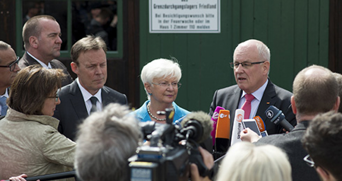 Klausurtagung der Koalition:Gerda Hasselfeldt, Volker Kauder und Thomas Oppermann besuchen das Grenzdurchgangslager Friedland.