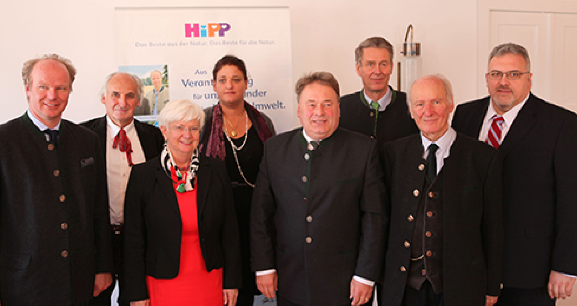 Foto, v.l.n.r.: Stefan Hipp, Karl Huober, Gerda Hasselfeldt, Nicole Stocker, Helmut Brunner, Dr. Franz Ehrnsperger, Prof. Dr. Claus Hipp,  Erich Irlstorfer  