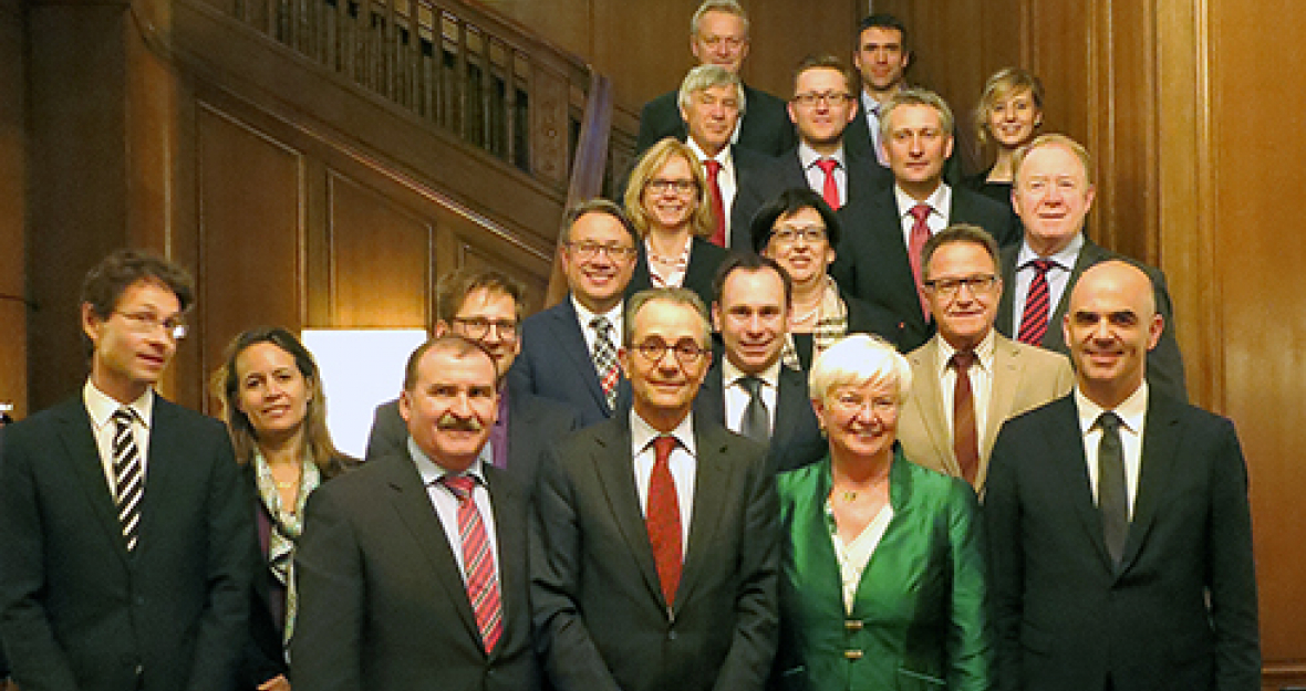 Zahlreiche Abgeordnete der CSU, darunter die Landesgruppenvorsitzende Gerda Hasselfeldt und der Parlamentarische Geschäftsführer Max Straubinger waren in dieser Woche auf Einladung von Botschafter Tim Guldimann in die Schweizer Botschaft gekommen.