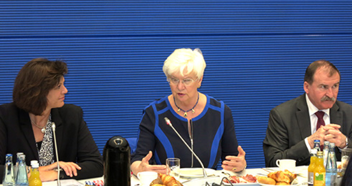 Die Bayerische Staatsministerin für Wirtschaft und Energie, Ilse Aigner, hat heute gemeinsam mit der CSU-Landesgruppe über die aktuellen Herausforderungen in der Energiepolitik diskutiert. Dabei lag der Fokus auf dem künftigen Strommarktdesign. Die Bayerische Staatsministerin für Wirtschaft und Energie, Ilse Aigner, hat heute gemeinsam mit der CSU-Landesgruppe über die aktuellen Herausforderungen in der Energiepolitik diskutiert. Dabei lag der Fokus auf dem künftigen Strommarktdesign.