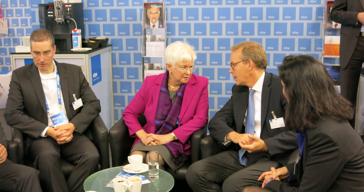 Gerda Hasselfeldt am Stand des vbw