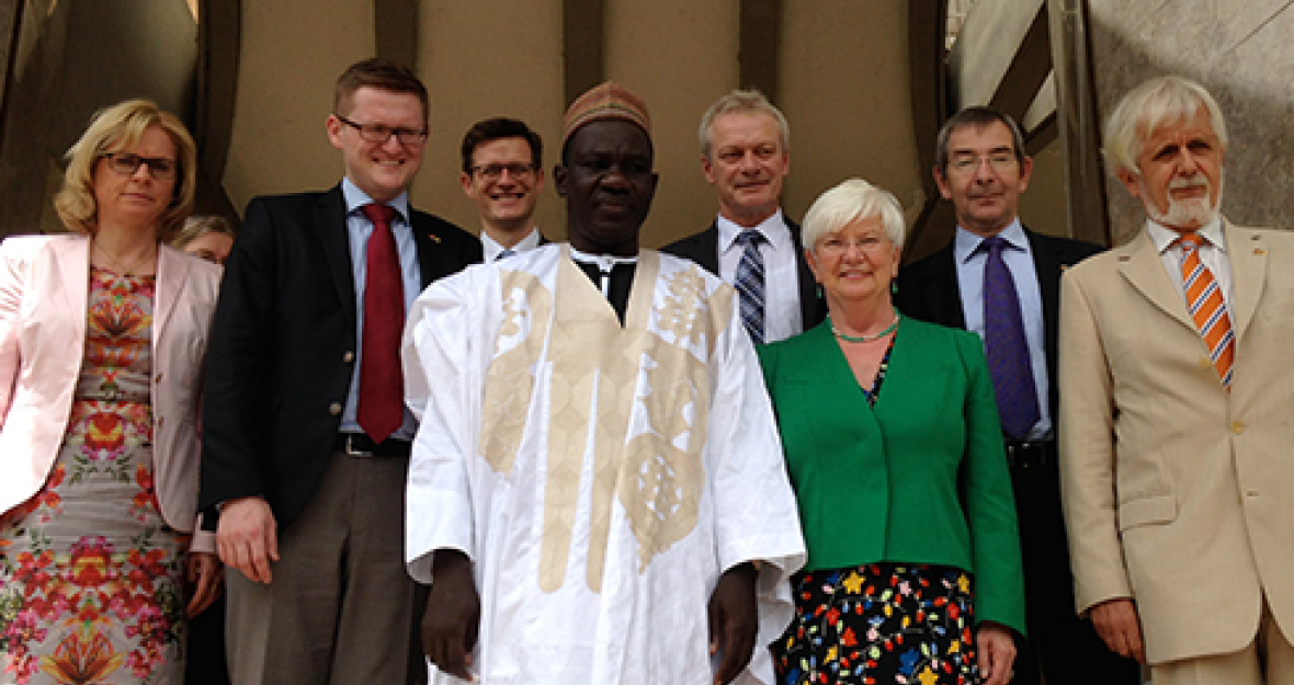 CSU-Landesgruppenvorsitzende Gerda Hasselfeldt mit dem Finanzminister von Kamerun, Alamine Ousmane Mey 490x275