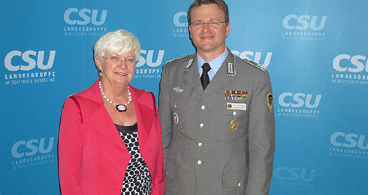 Gerda Hasselfeldt im Gespräch mit dem Vorsitzenden des Bundeswehrverbandes André Wüstner Gerda Hasselfeldt im Gespräch mit dem Vorsitzenden des Bundeswehrverbandes André Wüstner_490x275