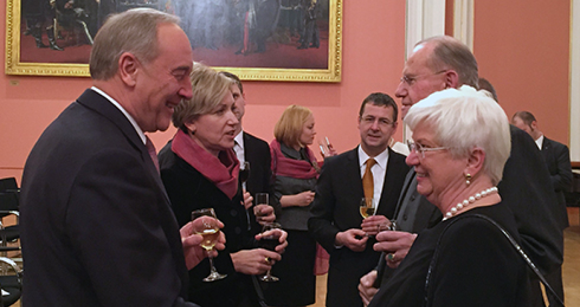 CSU-Landesgruppenvorsitzende Gerda Hasselfeldt im Austausch mit dem lettischen Staatspräsidenten Andris Bērziņš CSU-Landesgruppenvorsitzende Gerda Hasselfeldt im Austausch mit dem lettischen Staatspräsidenten Andris Bērziņš