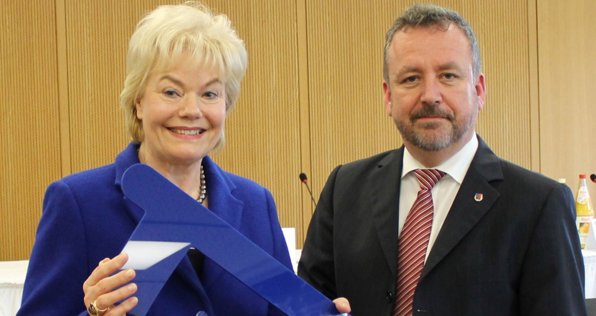 Der CSU-Bundestagsabgeordnete Dr. Bernd Fabritius ist am Freitag von der Bundesversammlung des Bundes der Vertriebenen (BdV) mit 99% zum Präsidenten des BdV gewählt worden.