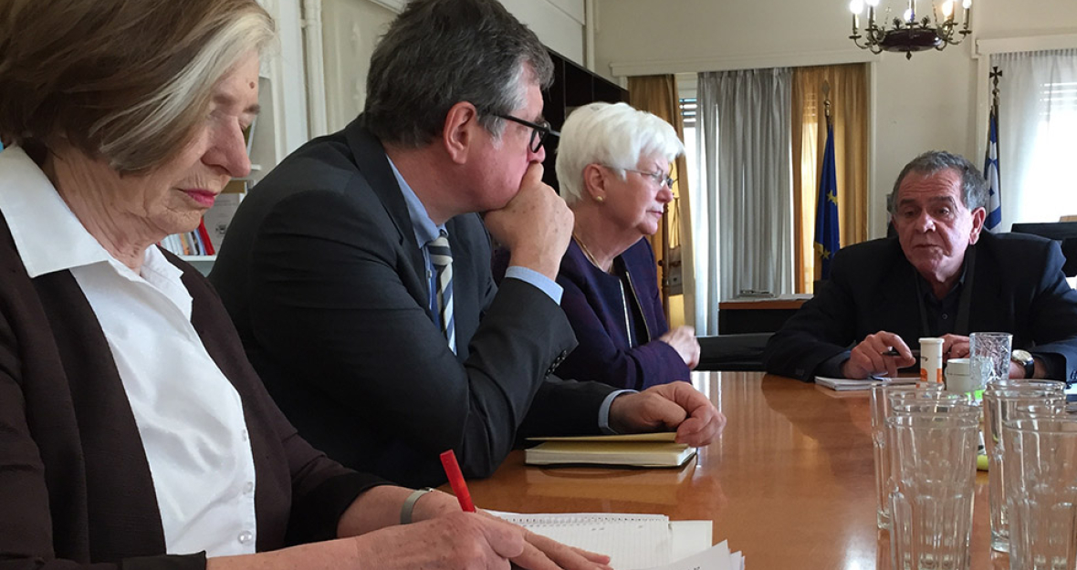 Gerda Hasselfeldt und Ursula Männle (li.), Vorsitzende der Hanns-Seidel-Stiftung, im Gespräch dem stellvertretenden Innenminister, Ioannis Mouzalas (re.).