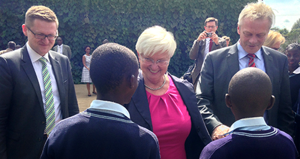 Gerda Hasselfeldt besucht Schule in Kenia Gerda Hasselfeldt besucht Schule in Kenia 490x275
