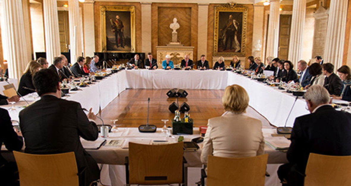 Schwerpunkte der Klausurtagung der CDU/CSU- und SPD-Bundestagsfraktionen: Die Sicherung des Wirtschaftsstandortes Deutschland, die Verbesserung der Forschungsförderung, der Kampf gegen Kriminalität und Terrorismus. Schwerpunkte der Klausurtagung der CDU/CSU- und SPD-Bundestagsfraktionen: Die Sicherung des Wirtschaftsstandortes Deutschland, die Verbesserung der Forschungsförderung, der Kampf gegen Kriminalität und Terrorismus.