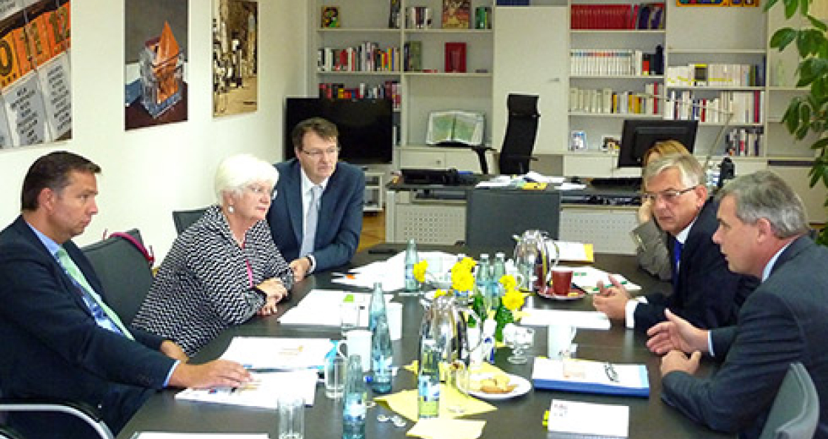 Gerda Hasselfeldt im Gespräch mit dem Präsidenten des Bundesamts für Migration und Flüchtlinge Gerda Hasselfeldt zu Gast beim Bundesamt für Migration und Flüchtlinge (BAMF) in Nürnberg_490x275