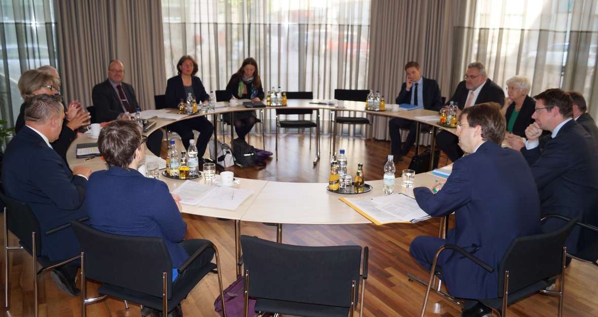 Hochrangige Delegation der CSU-Landesgruppe unter der Leitung der CSU-Landesgruppenvorsitzenden Gerda Hasselfeldt trifft sich zum Erfahrungsaustausch mit den Spitzen der Freien Wohlfahrtspflege Bayern Hochrangige Delegation der CSU-Landesgruppe unter der Leitung der CSU-Landesgruppenvorsitzenden Gerda Hasselfeldt trifft sich zum Erfahrungsaustausch mit den Spitzen der Freien Wohlfahrtspflege Bayern_490x275