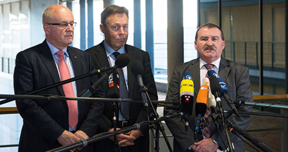 Der Parlamentarische Geschäftsführer der CSU-Landesgruppe Max Straubinger verkündet gemeinsam mit dem CDU/CSU-Fraktionsvorsitzenden Volker Kauder und dem SPD-Fraktionsvorsitzenden Thomas Oppermann die Grundsatzeinigung bei der Mietpreisbremse._490x275