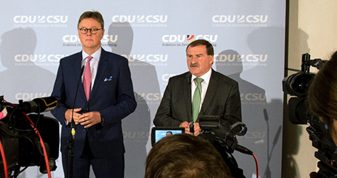 Michael Grosse-Brömer, erster Parlamentarischer Geschäftsführer der CDU/CSU-Bundestagsfraktion und Max Straubinger, Parlamentarischer Geschäftsführer der CSU-Landesgruppe, vor der Presse (v.l.n.r.).