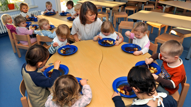 Kinder und Jugendliche sollen stärker als bisher über gesunde Ernährung aufgeklärt werden, fordert die Koalition
