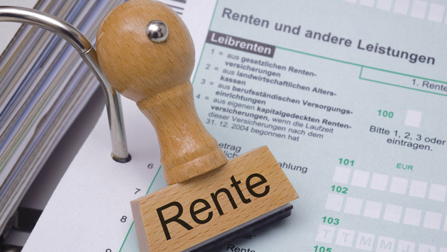 Stempel mit Aufdruck RENTE auf Steuerformular