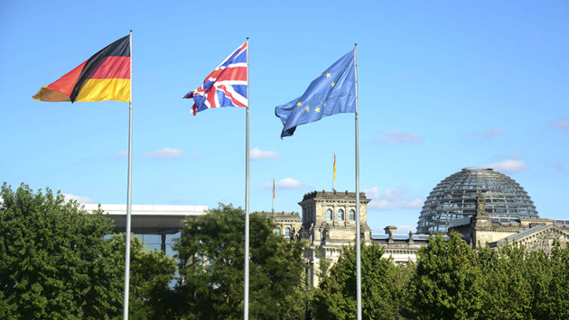 Fahnen von Deutschland, England und der EU wehen im Wind