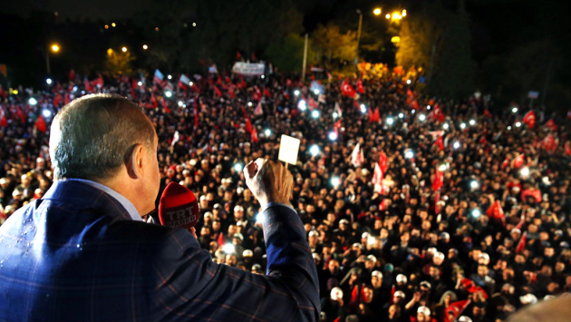 Präsident Erdogan spricht vor einer Menschenmenge nach der Abstimmung über das türkische Referendum