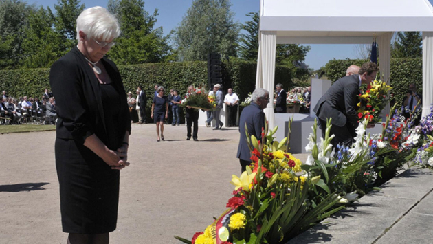 Gerda Hasselfeldt bei Kranzniederlegung in Oradour