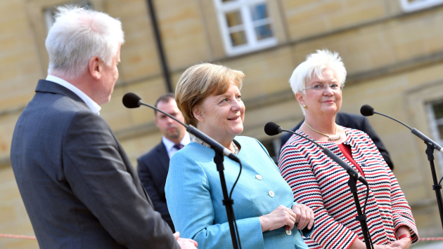 Gerda Hasselfeldt begrüßt Angela Merkel und Horst Seehofer in Kloster Banz