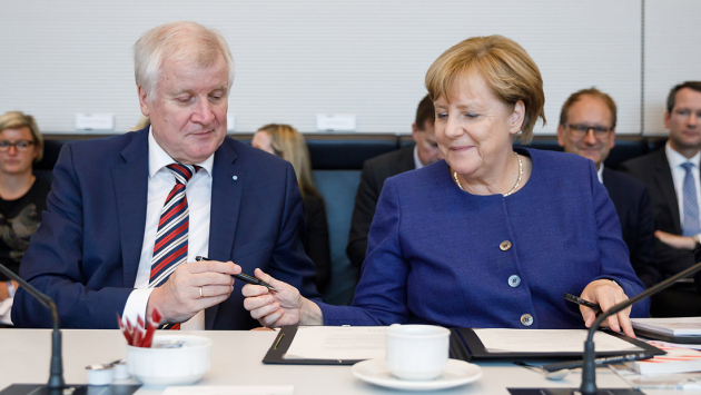 Bundeskanzlerin Angela Merkel und der bayerische Ministerpräsident Horst Seehofer unterzeichnen am 26.09.2017 in Berlin bei der Konstituierenden Sitzung der CDU/CSU-Bundestagsfraktion die Fraktionsvereinbarung