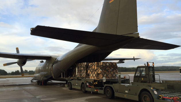 Beladung eines Transportflugzeuges der Bundeswehr