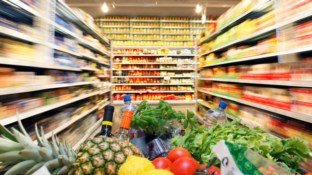Voller Einkaufswagen im Supermarkt Voller Einkaufswagen im Supermarkt