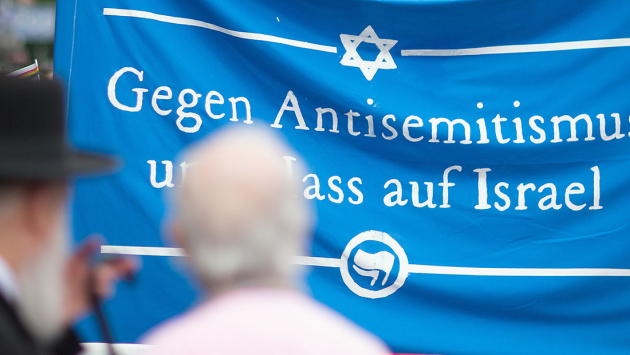 Transparent mit der Aufschrift: "Gegen Antisemitismus und Hass auf Israel" Transparent mit der Aufschrift: "Gegen Antisemitismus und Hass auf Israel"