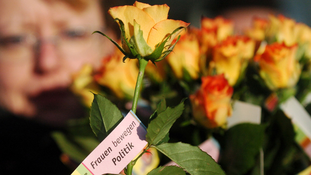 Rose mit Schriftzug 'Frauen bewegen Politik' Rose mit Schriftzug 'Frauen bewegen Politik'