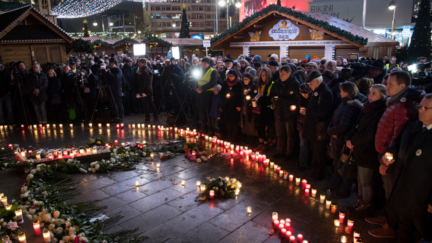 Zahlreiche Menschen stehen am 19.12.17 an der Gedenkstätte für die Opfer des islamistischen Terroranschlags