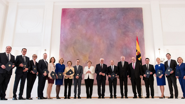 Bundespräsident Walter Steinmeier stellt sich in Schloss Bellevue nach der Übergabe der Ernennungsurkunden mit Bundeskanzlerin und den Ministern zum Gruppenbild