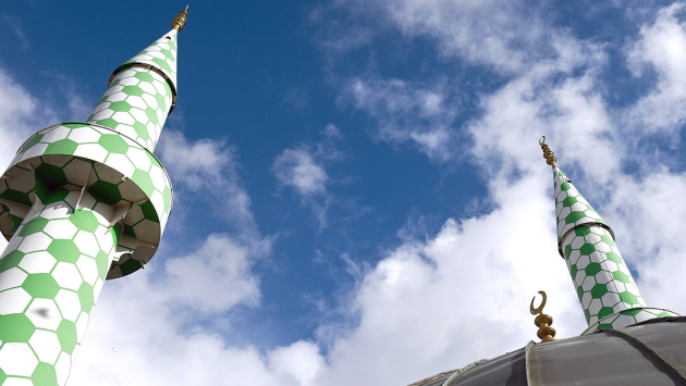 Wolken ziehen hinter den Türmen einer Moschee vorbei