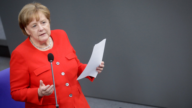 Bundeskanzlerin Angela Merkel spricht bei der Plenarsitzung des Bundestage