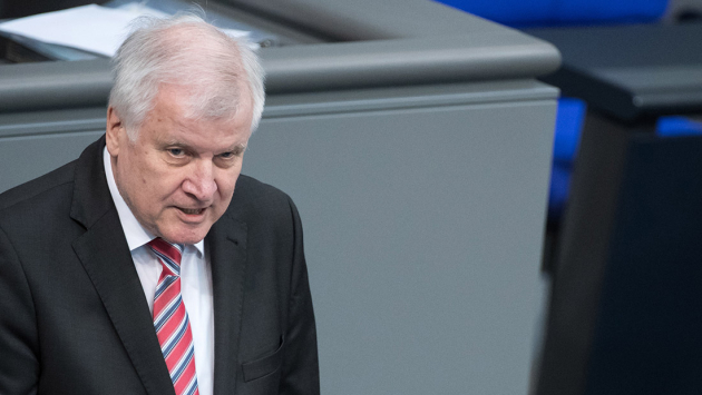 Bundesminister Horst Seehofer redet während der Plenarsitzung