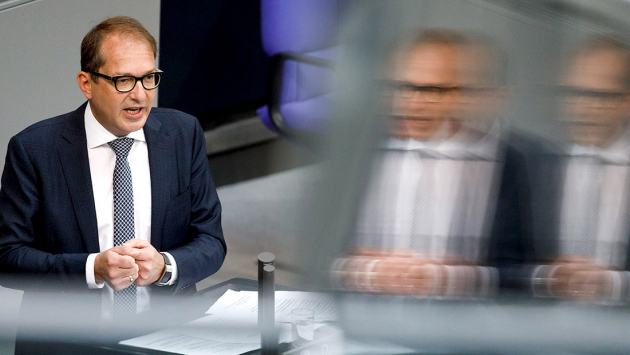 Alexander Dobrindt spricht im Deutschen Bundestag