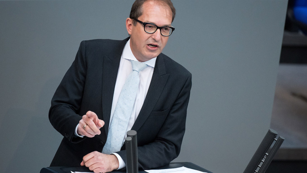 Alexander Dobrindt spricht im Plenum