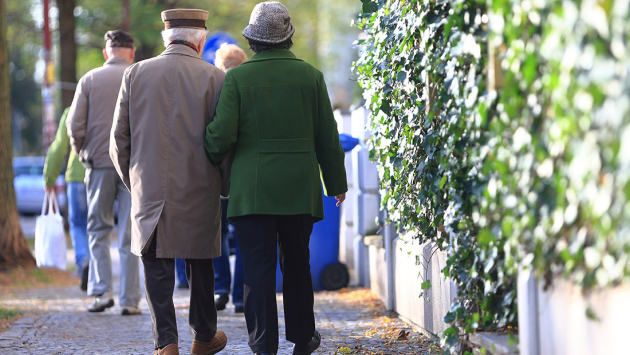 Rentner beim Spaziergang