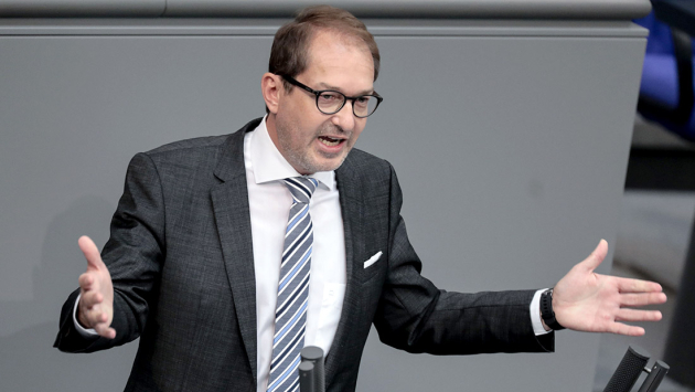 Alexander Dobrindt spricht im Plenum