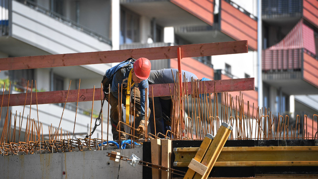 Arbeiter sichern eine Baustelle