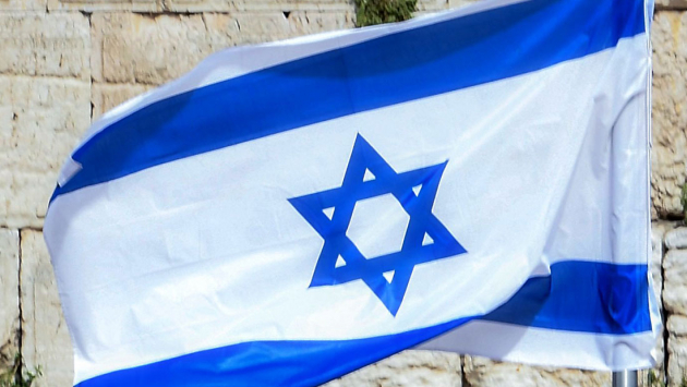 Israelische Flagge weht vor der Klagemauer auf dem Tempelberg in Jerusalem