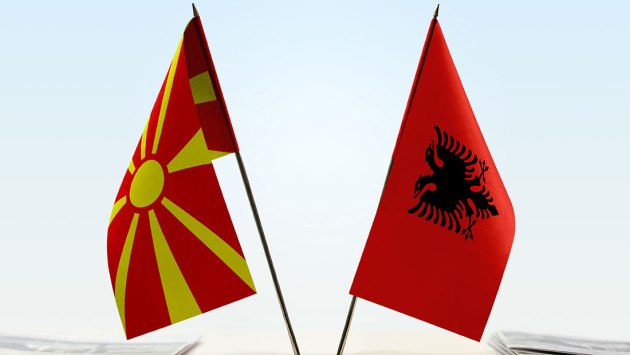 Flaggen Nordmazedonien und Albanien Flaggen Nordmazedonien und Albanien