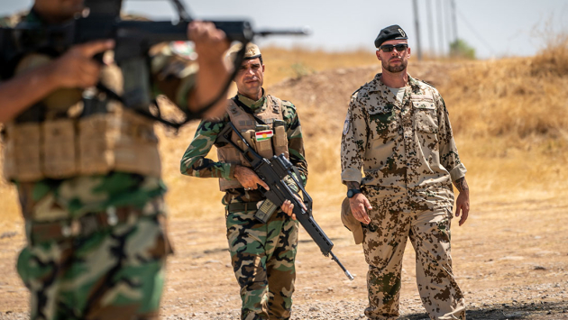 Bundeswehrsoldat begleitet auf dem Truppenübungsplatz in Bnaslawa die Ausbildung kurdischer Peschmerga