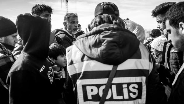 Flüchtlinge versuchen die Türkei zu verlassen