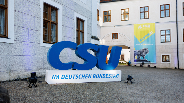 CSU-Buchstaben vor dem Kloster Seeon