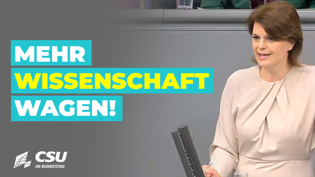 Katrin Staffler am Rednerpult im Plenum des Deutschen Bundestages