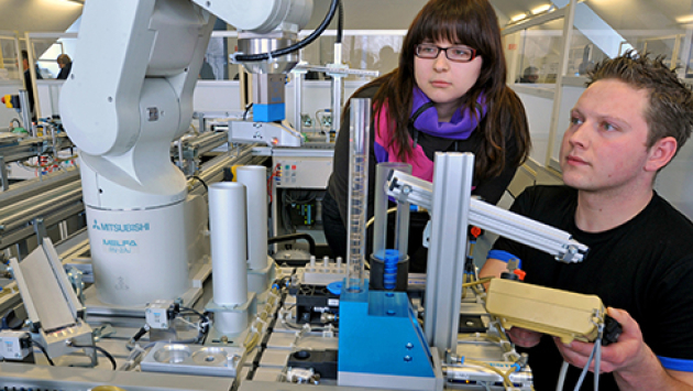 Angehende Elektroniker für Automatisierungselektronik im Beruflichen Schulzentrum befassen sich mit der Steuerung einer Produktionsanlage Angehende Elektroniker für Automatisierungselektronik im Beruflichen Schulzentrum_490x275