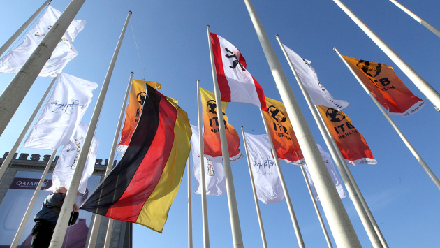 Ein Mitarbeiter der Messe Berlin zieht vor dem Hauptgebäude der Messehallen in Berlin Flaggen der Ausstellerländer hoch. Ein Mitarbeiter der Messe Berlin zieht vor dem Hauptgebäude der Messehallen in Berlin Flaggen der Ausstellerländer hoch.