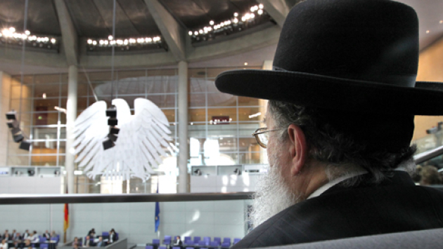 Religion: Ein Rabbiner verfolgt Debatte im Deutschen Bundestag