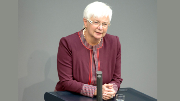 Gerda Hasselfeldt am Rednerpult im Plenum des Deutschen Bundestages