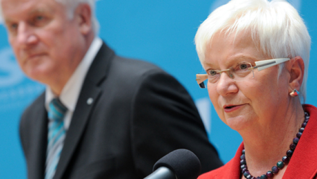 Gerda Hasselfeldt und Horst Seehofer im Gespräch mit Journalisten