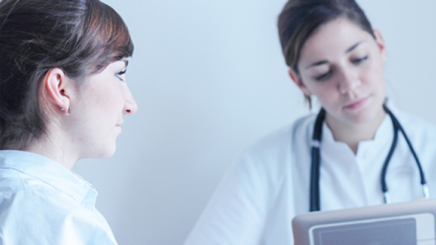Ärztin im Gespräch mit Patientin